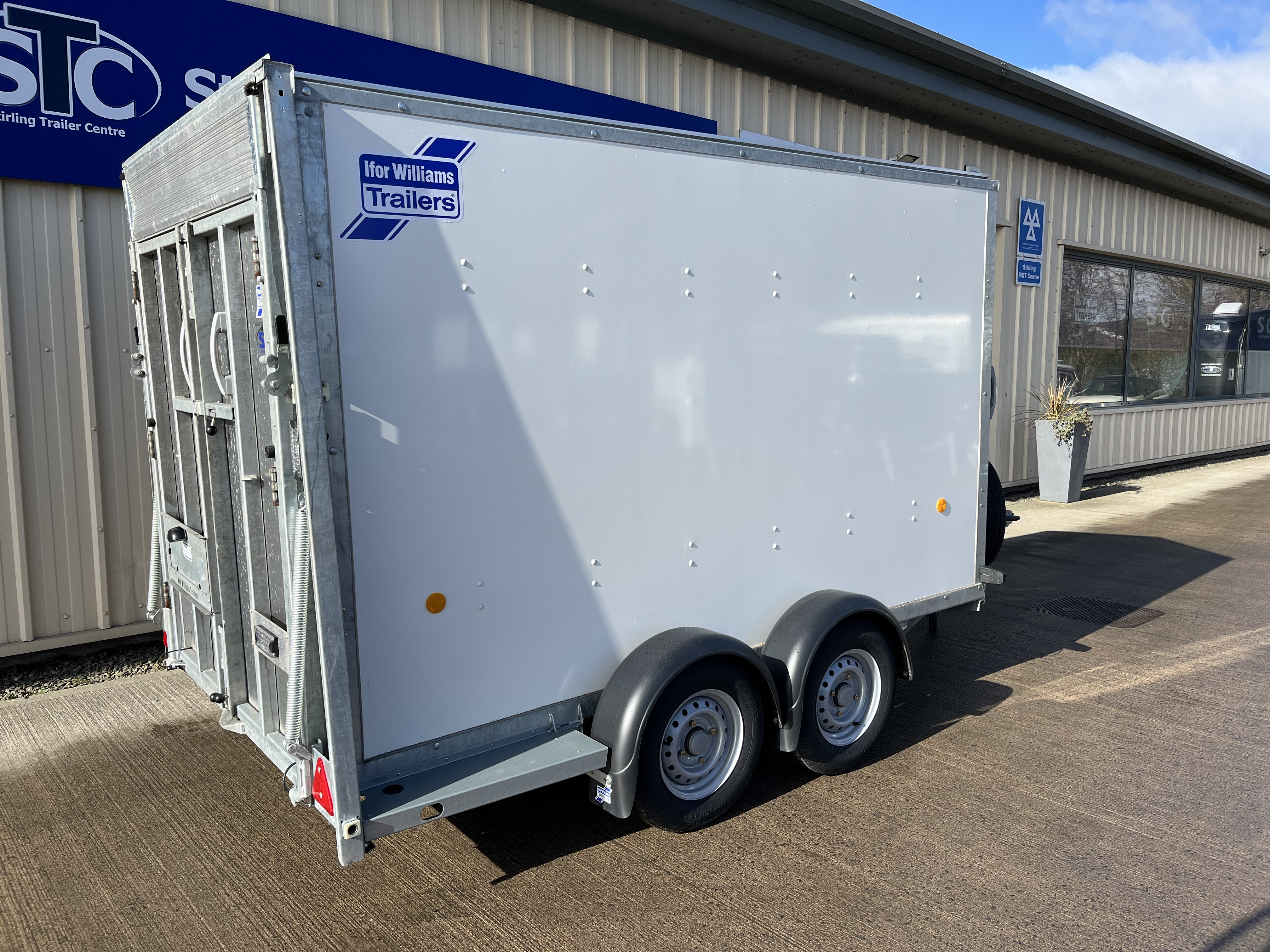 Alternative IFOR WILLIAMS BOX VAN image